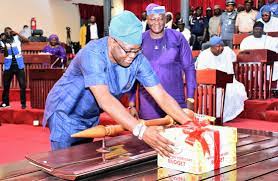 Makinde presents N434bn 2024 budget to Oyo Assembly
